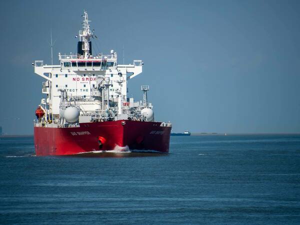 Пирати отвлякоха танкер под флага на Сингапур в Гвинейския залив