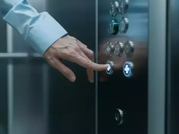 Асансьорите ще бъдат спирани, ако нямат монтиран предпазен щит под кабината.