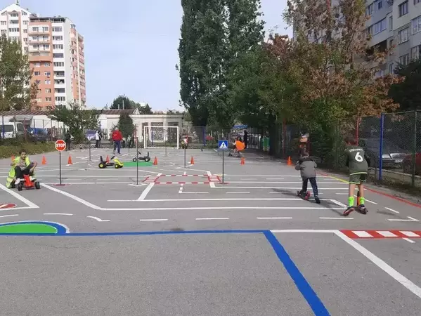 Полигоните за безопасно шофиране трябва да станат част от обучението на водачите, каза  министър Георги Гвоздейков